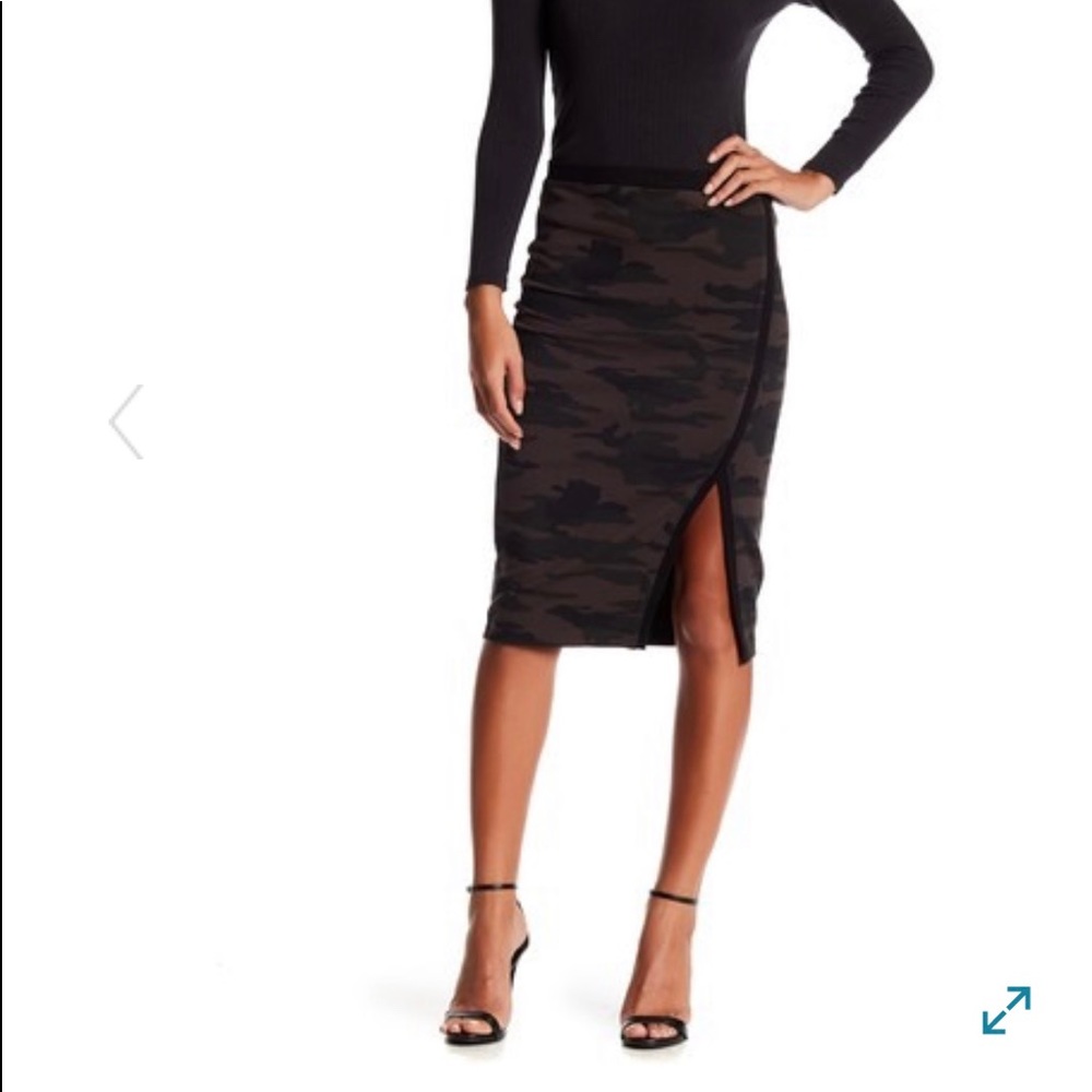 Camo knit skirt with black piping